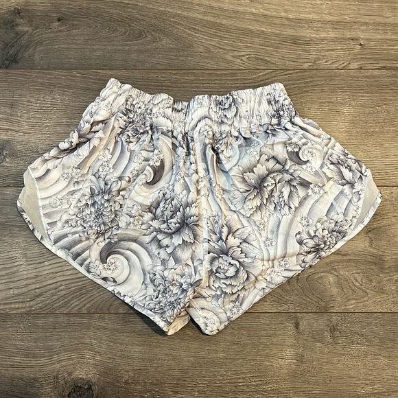 Lululemon Hotty Hot Short 2” - Picture 4 of 4